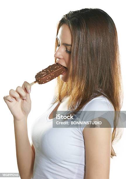 Retrato De Una Bella Mujer Joven Comiendo Delicioso Helado Foto de stock y más banco de imágenes de Adolescente