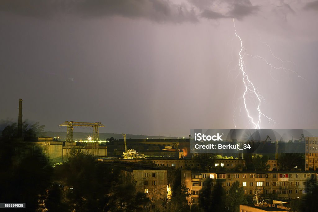 Burza nad miasto.  Lightning powleczone - Zbiór zdjęć royalty-free (Burza)