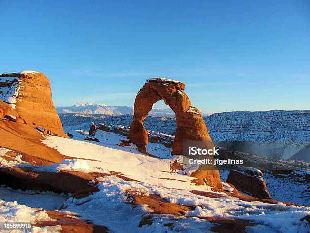 Delicate Arch En La Nieve Foto de stock y más banco de imágenes de Aire libre - Aire libre, Arco natural, Azul