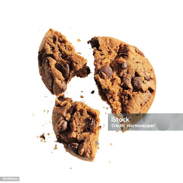 Cookie Foto de stock y más banco de imágenes de Galleta con trozos de chocolate - Galleta con trozos de chocolate, Roto, Galleta - Dulces