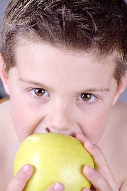 istock child eating healthier 185900771