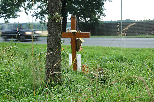 On the roadside Wooden cross on the roadside autounfall stock pictures, royalty-free photos & images