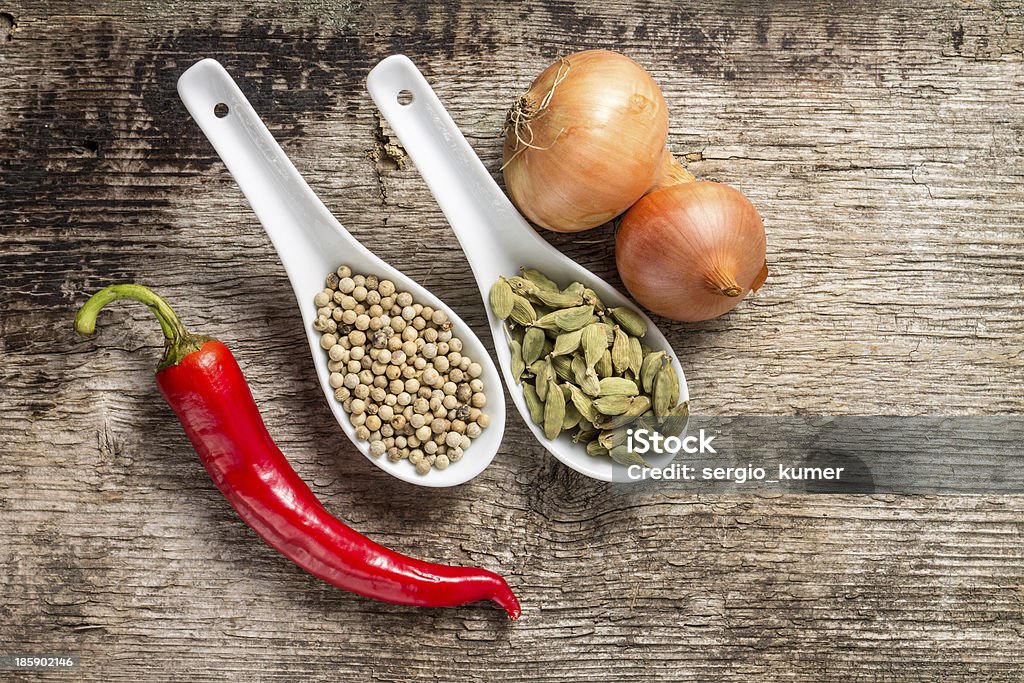 Fondo con especias y verduras de tablón de madera - Foto de stock de Alimento libre de derechos