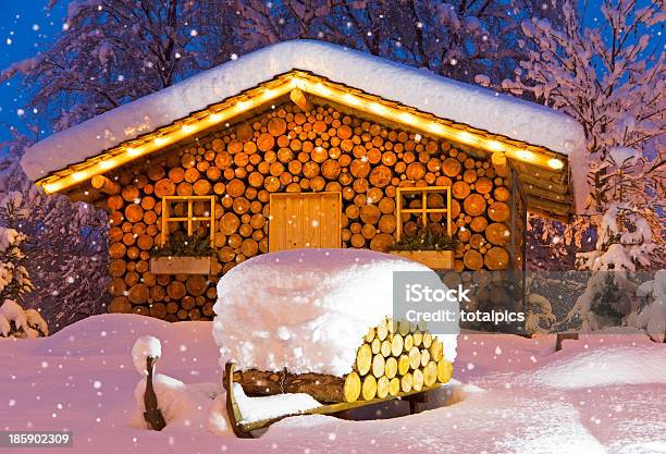 Sci Di Inverno Natale - Fotografie stock e altre immagini di Capanna di legno - Capanna di legno, Capanna, Neve