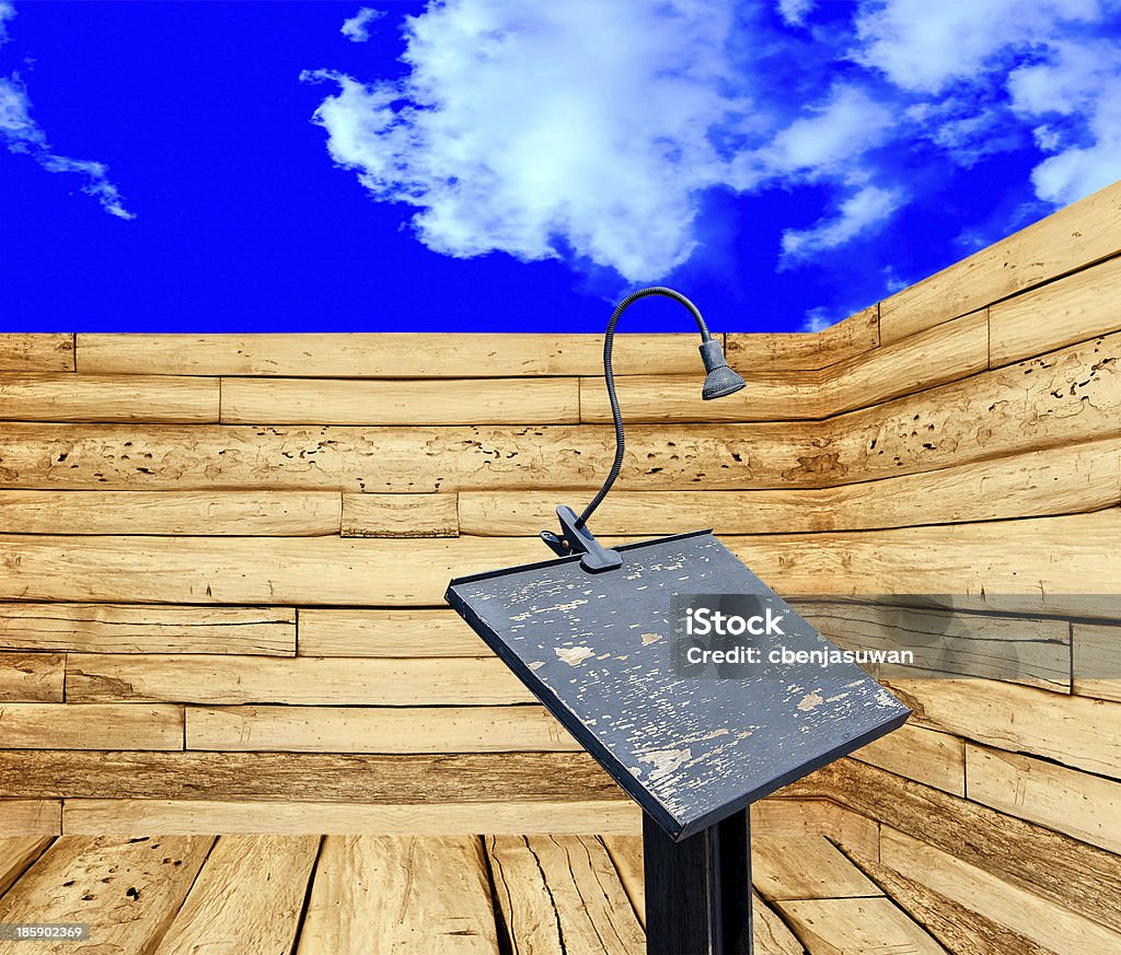 Pódio e microfone na Vista em perspectiva no fundo de céu azul - Royalty-free Auditório Foto de stock