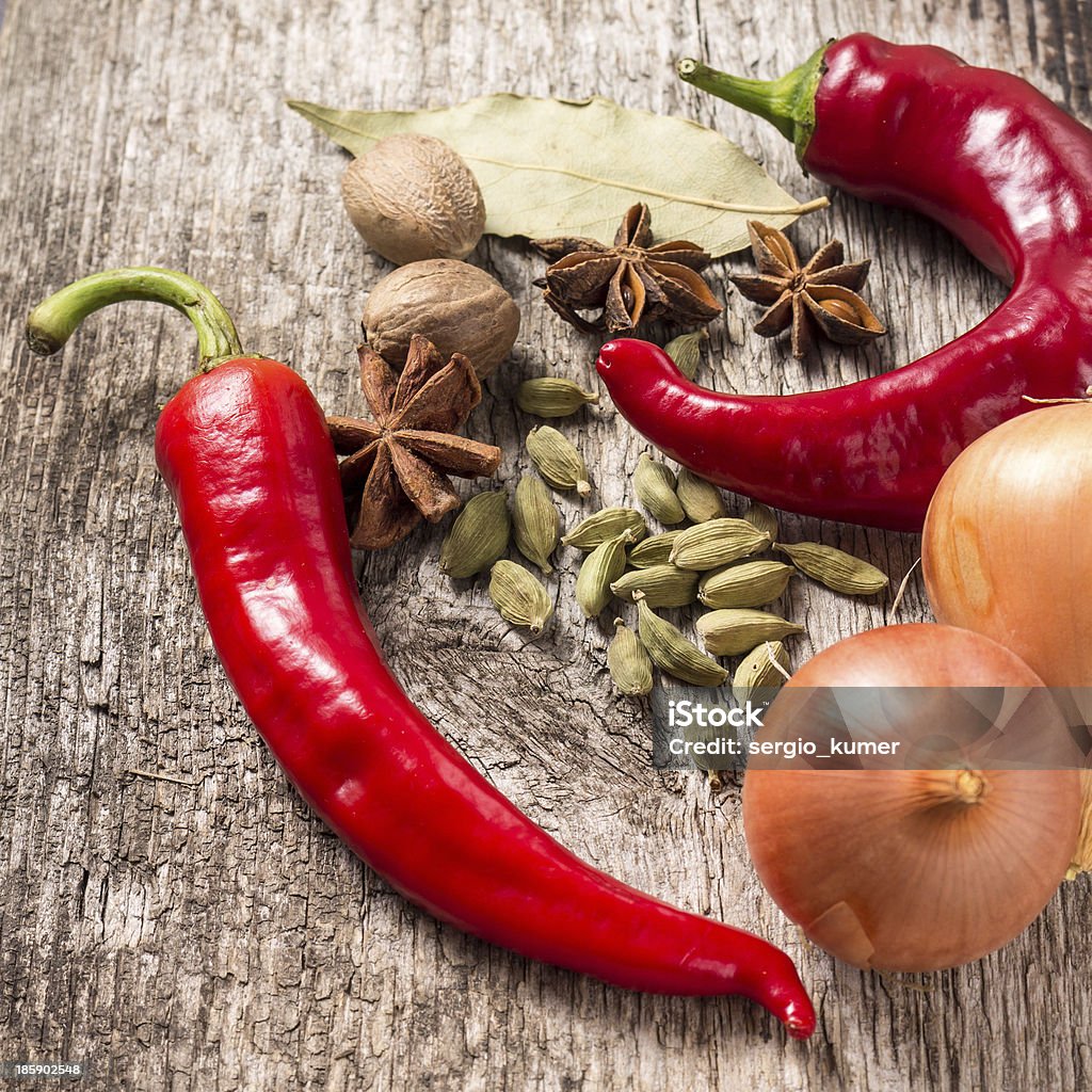 Rustico di spezie su sfondo di plancia di legno - Foto stock royalty-free di Alloro