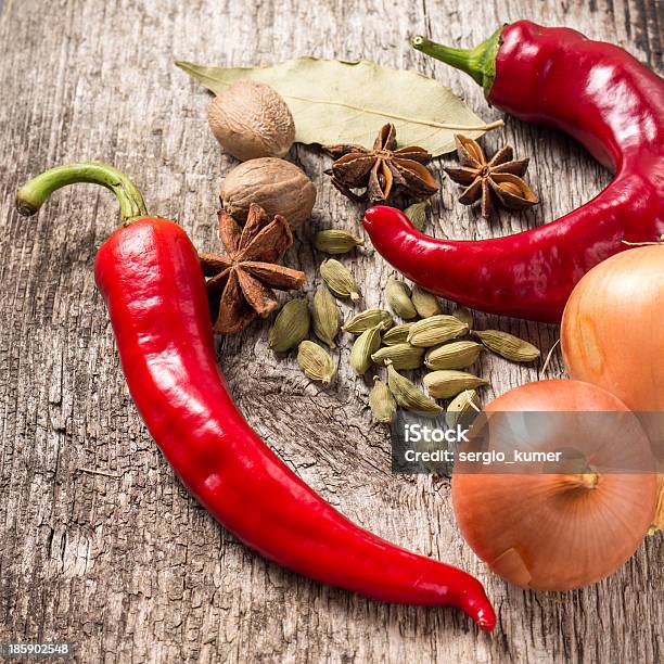 Rustico Di Spezie Su Sfondo Di Plancia Di Legno - Fotografie stock e altre immagini di Alloro - Alloro, Anice, Calore - Concetto