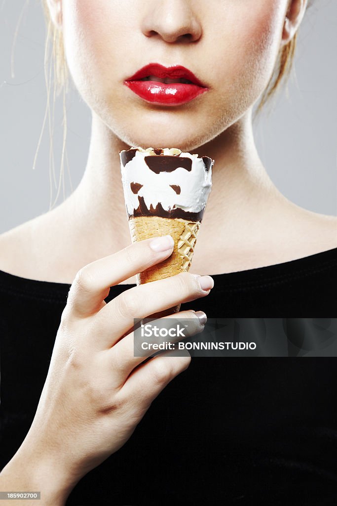 セクシーな若い女性のアイスクリームを食べたり、灰色の背景 - 1人のロイヤリティフリーストックフォト
