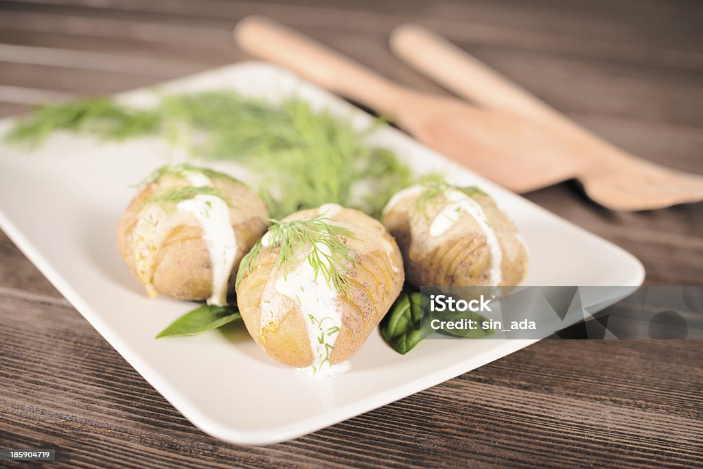 Papas se sirven en un plato con salsa de albahaca y hinojo - Foto de stock de Ajo libre de derechos