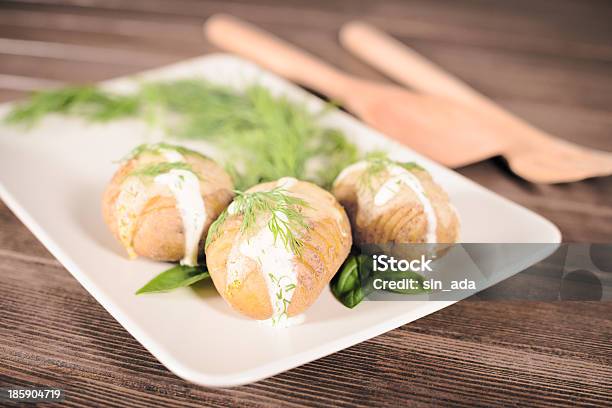 Photo libre de droit de Plat De Pommes De Terre Sont Servies Avec Une Sauce Au Basilic Et Au Fenouil banque d'images et plus d'images libres de droit de Affaires