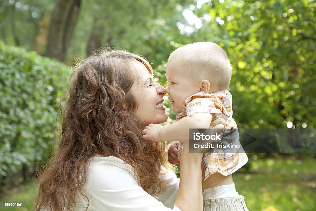 Junge Frau spielt mit kleinen Jungen im park - Lizenzfrei Alleinerzieherin Stock-Foto