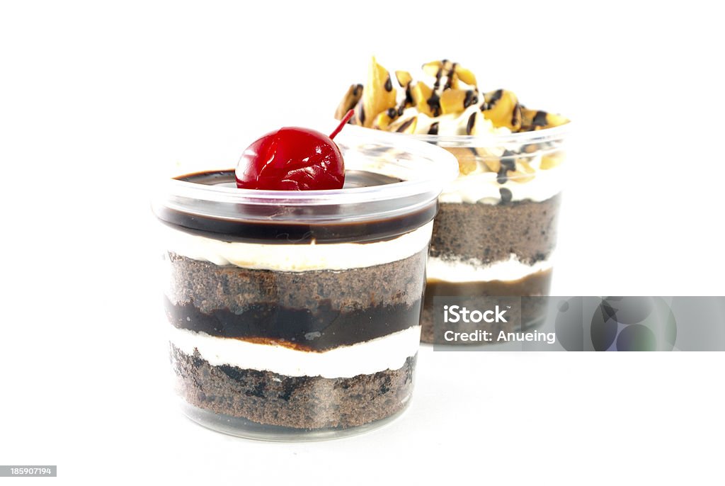 Due cup cake su sfondo bianco - Foto stock royalty-free di Alimentazione non salutare