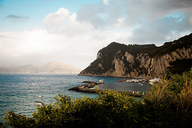 capri isla y mediterranian al mar - villa rinaldi fotografías e imágenes de stock