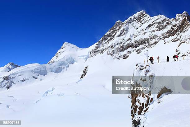 Alpes De Montanha Paisagem Alpina A Jungfraujoch - Fotografias de stock e mais imagens de Alpes Europeus - Alpes Europeus, Ao Ar Livre, Azul