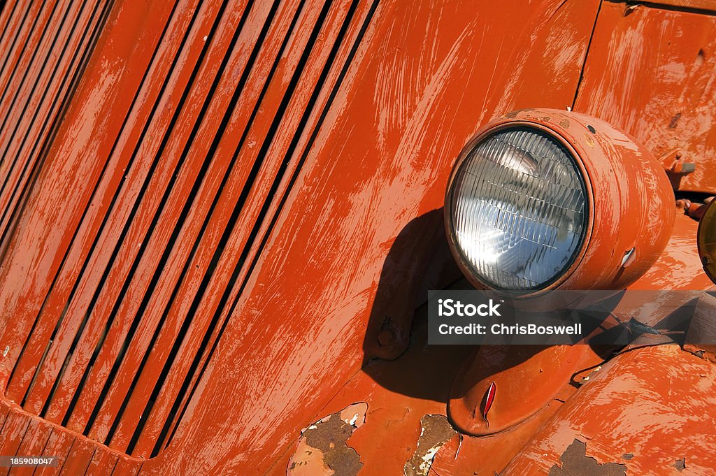 Casco naranja Vintage camión de bomberos s'encuentra en el país desértico oxidación - Foto de stock de Abandonado libre de derechos