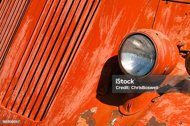 Casco Naranja Vintage Camión De Bomberos Sencuentra En El País Desértico Oxidación Foto de stock y más banco de imágenes de Abandonado