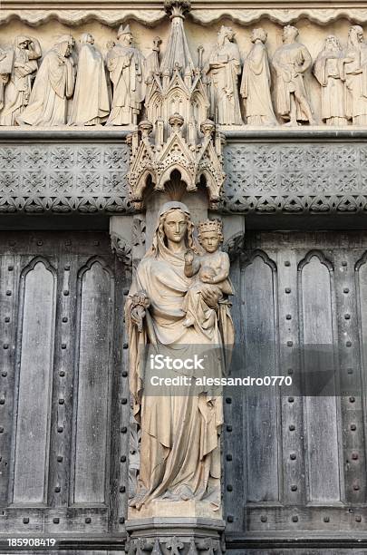 Estatua De La Virgen María Con Niño Jesús Foto de stock y más banco de imágenes de Anglicano - Anglicano, Estatua, La Virgen María