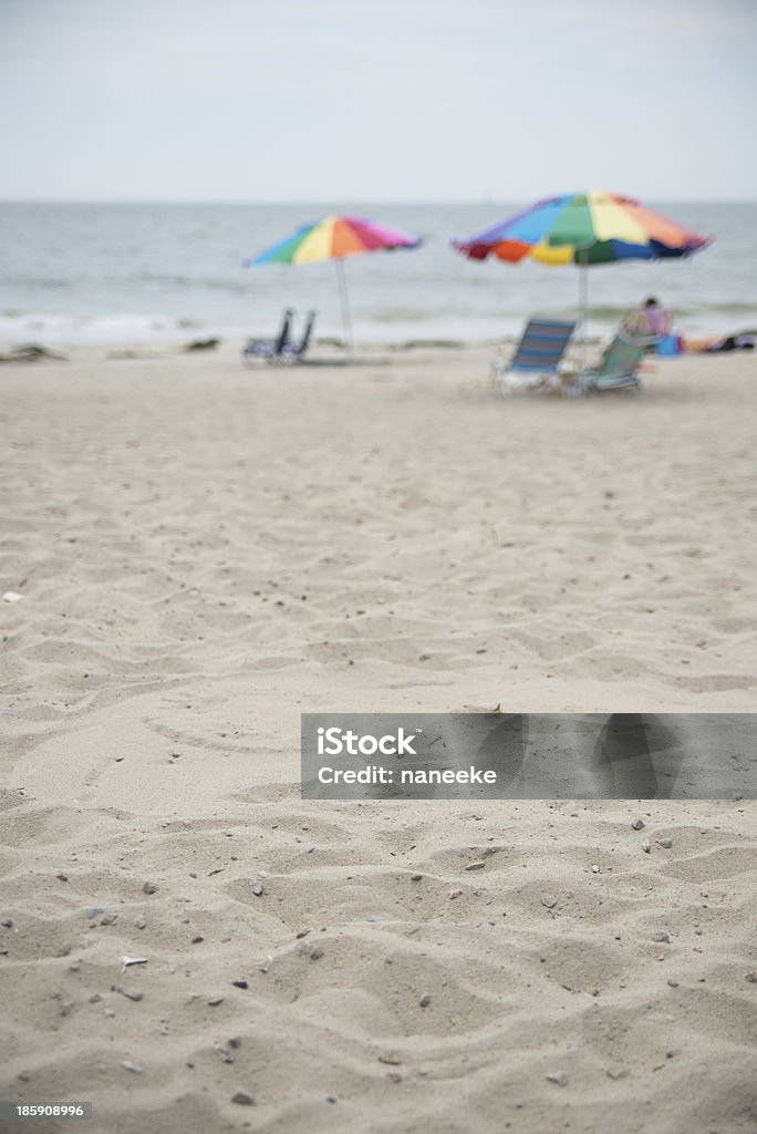 Arc-en-ciel sur une paisible plage de parasols - Photo de Arrière-plan net libre de droits