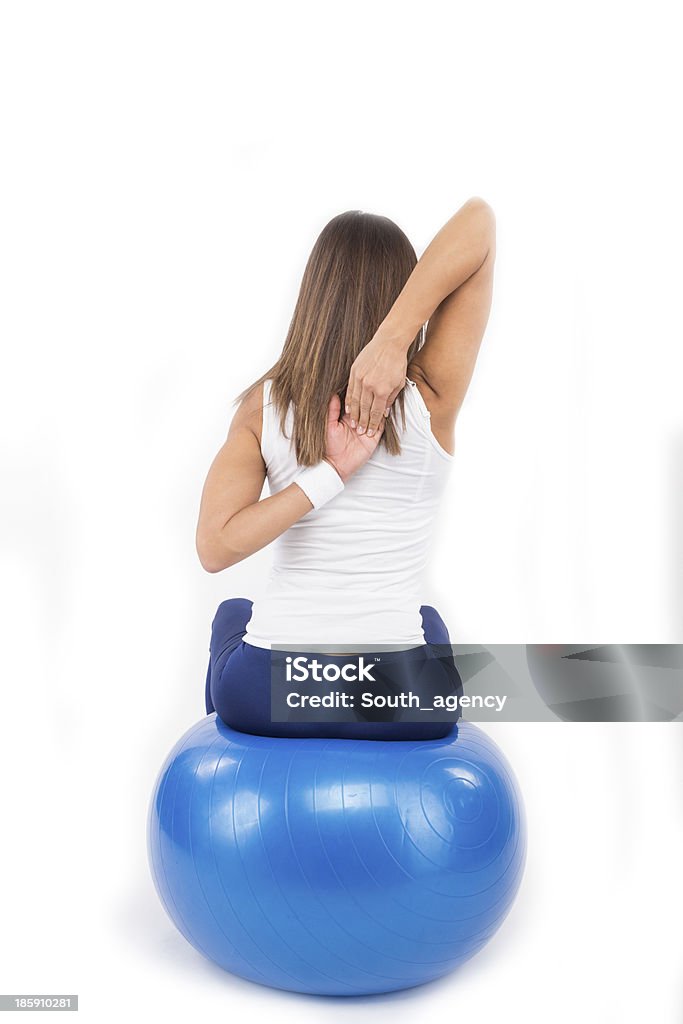 Mujer haciendo ejercicios con un excercise bola - Foto de stock de 20-24 años libre de derechos