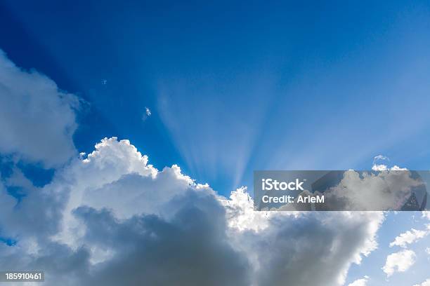 Estate Nuvole Con Sunbeams - Fotografie stock e altre immagini di Nube - Nube, Raggio di sole, Sotto