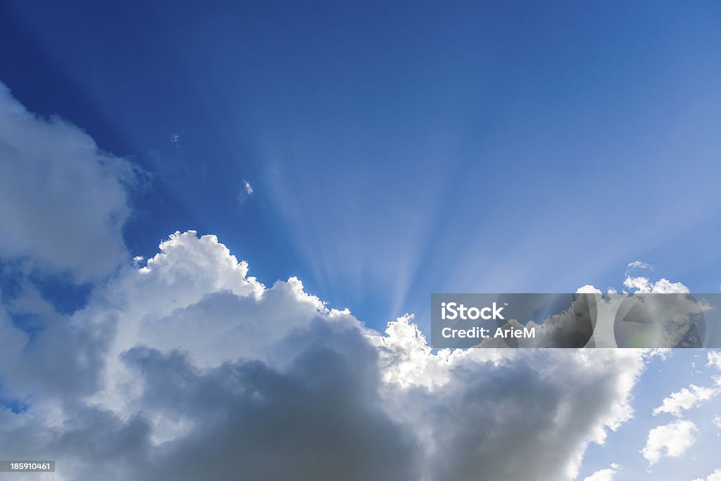 Nuvens com Sunbeams verão - Foto de stock de Abaixo royalty-free