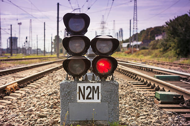 Ferrovia di semaforo mostra luce rossa - foto stock