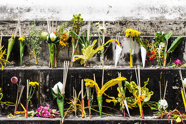 flores pensado para worshipping dios - buddhist puja fotografías e imágenes de stock