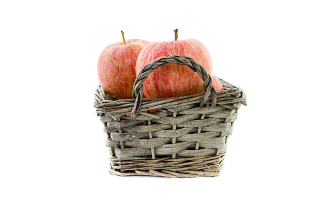 manzanas rojo en la cesta - agriculture autumn apple greengrocers shop fotografías e imágenes de stock