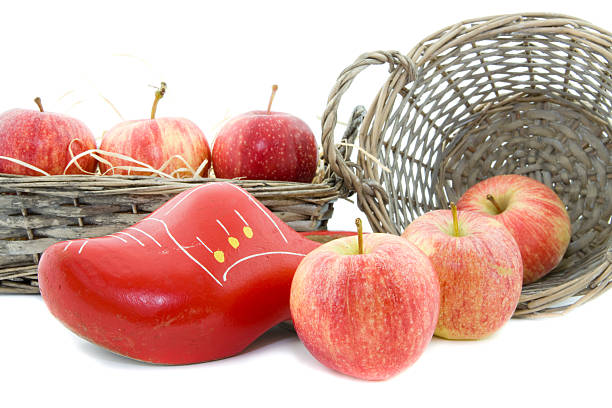 maçãs vermelhas e calçado de madeira - agriculture autumn apple greengrocers shop - fotografias e filmes do acervo