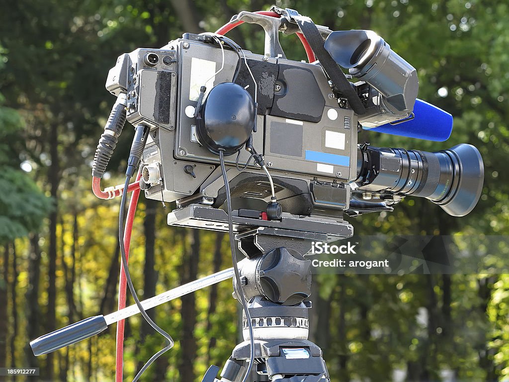 studio TV caméra vidéo numérique professionnelle sur un trépied - Photo de Appareil photo libre de droits