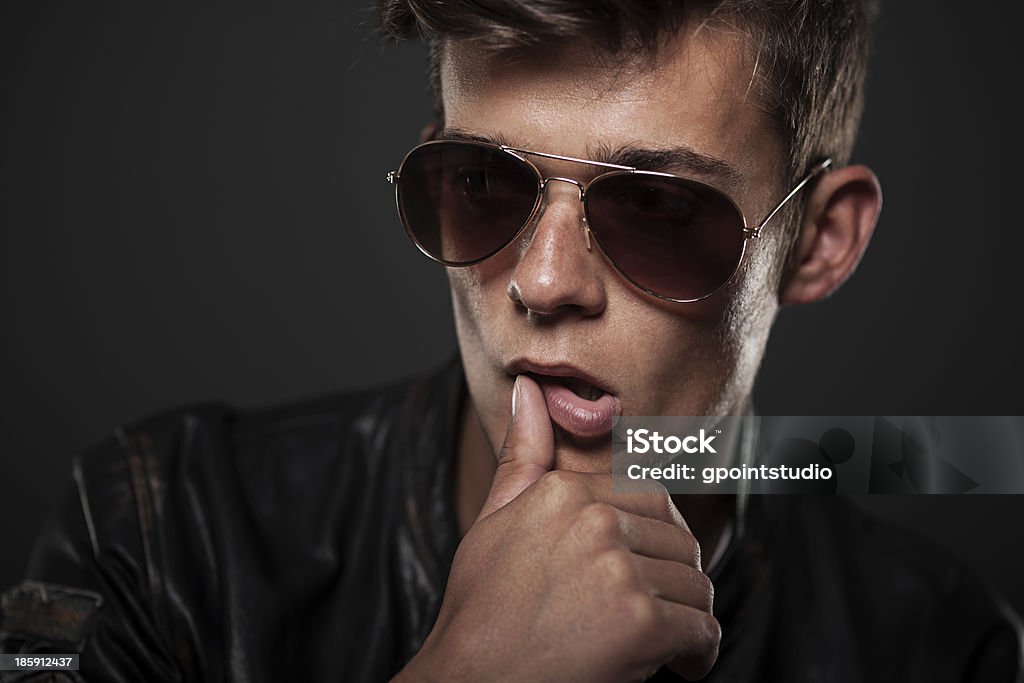 Ritratto di uomo sexy indossando occhiali da sole - Foto stock royalty-free di Abbigliamento casual