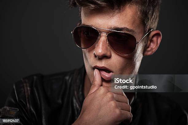 Portret Seksowny Mężczyzna W Okulary Przeciwsłoneczne - zdjęcia stockowe i więcej obrazów Ciemny