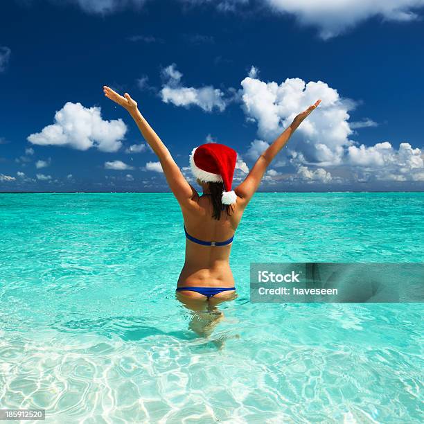 Donna In Santa Cappello In Spiaggia Di - Fotografie stock e altre immagini di Abbronzatura - Abbronzatura, Adulto, Ambientazione tranquilla