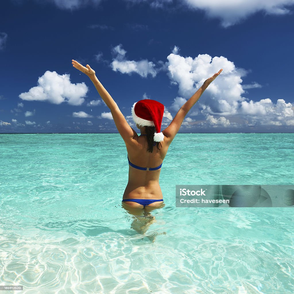 Mulher de chapéu de Papai Noel na praia - Foto de stock de Adulto royalty-free