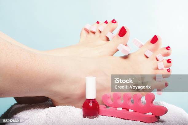 Piede Pedicure Applicazione Rosso Unghie Su Blu - Fotografie stock e altre immagini di Adulto - Adulto, Adulto di mezza età, Arto - Parte del corpo