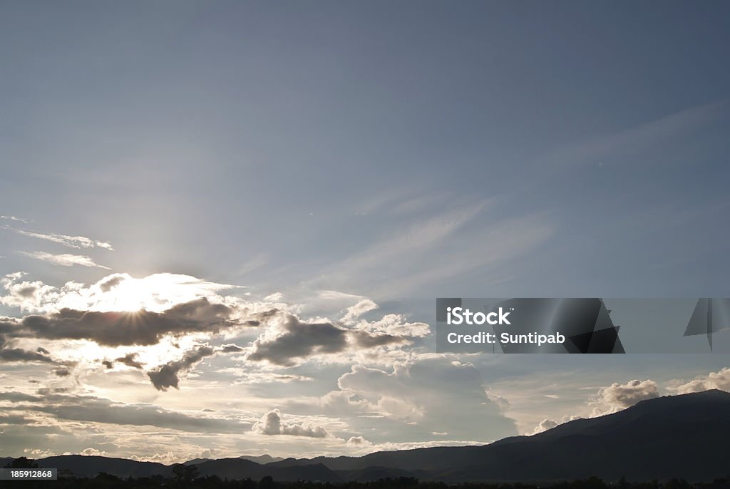 Nubes oscurecida el sol - Foto de stock de Aire libre libre de derechos