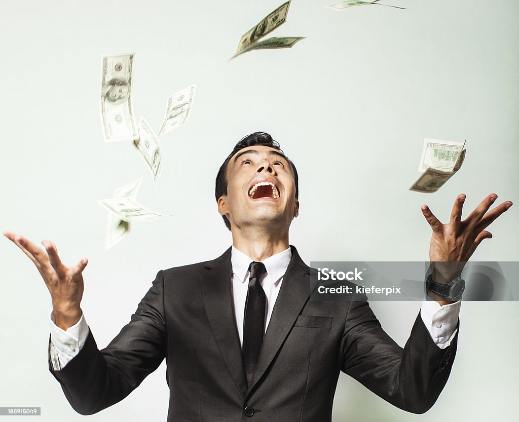 Geschäftsmann freudige Feierlichkeit für seinen Erfolg mit Hundert-dollar-Noten in der Hand. - Lizenzfrei Geldregen Stock-Foto