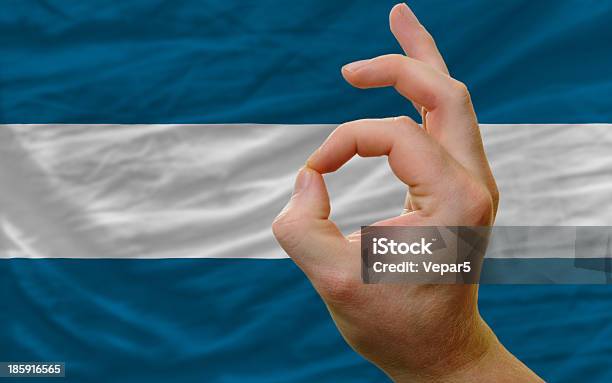 Ok Gesto Davanti Alla Bandiera Nazionale Di El Salvador - Fotografie stock e altre immagini di Accordo d'intesa