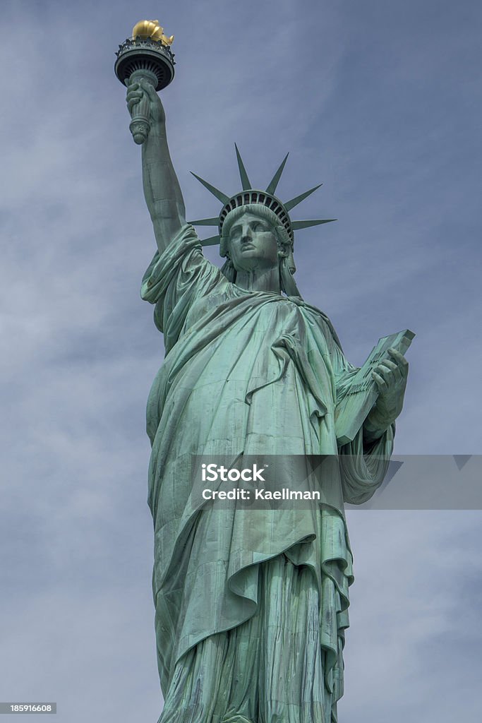 Статуя свободы на голубое небо с легкими облака - Стоковые фото Архитектура роялти-фри