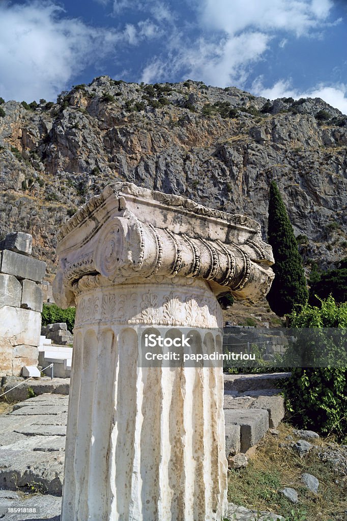 Pojedyncze Joński zamówienie kapitału Delphi archeologiczne w ośrodku w zgadzam - Zbiór zdjęć royalty-free (Antyczny)