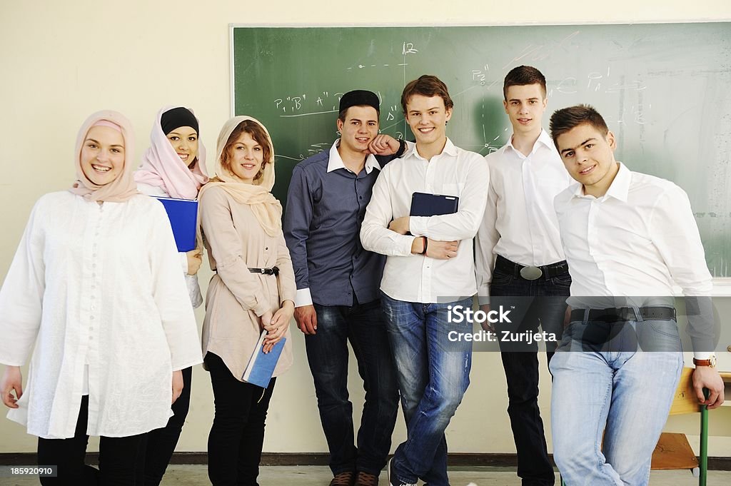 Casual Gruppo di studenti guardando felice e sorridente - Foto stock royalty-free di Etnia del Medio Oriente