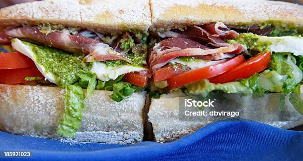 Photo libre de droit de Italien Frais Sandwich Sub Au Pesto banque d'images et plus d'images libres de droit de Aliment - Aliment, Aliment en portion, Baguette de pain