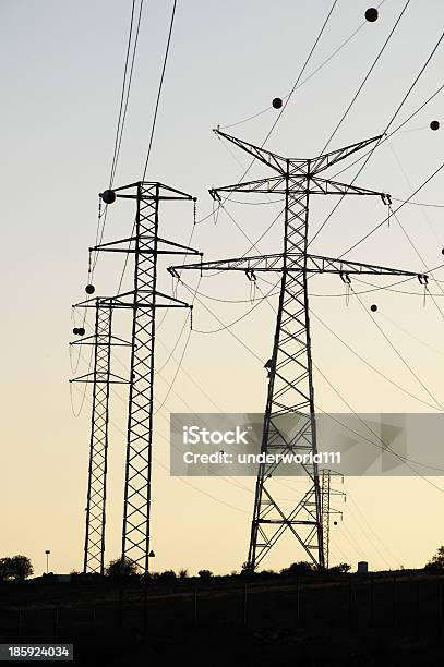 Elettricità Pali - Fotografie stock e altre immagini di Acciaio - Acciaio, Alta tensione, Alto