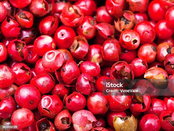 Foto de Muitos Pimentão Vermelho E Pimenta Preta e mais fotos de stock de Aromaterapia - Aromaterapia, Comida, Comida Desidratada