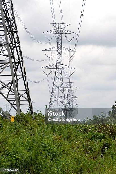 Torri Di Energia Ad Alta Tensione - Fotografie stock e altre immagini di Alta tensione - Alta tensione, Attrezzatura, Blu