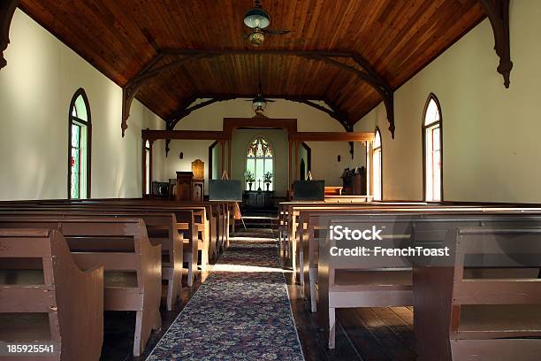 Pequeña Iglesia Foto de stock y más banco de imágenes de Iglesia - Iglesia, Pequeño, Capilla - iStock Pequeña Iglesia Foto de stock y más banco de imágenes de Iglesia - Iglesia, Pequeño, Capilla - iStock