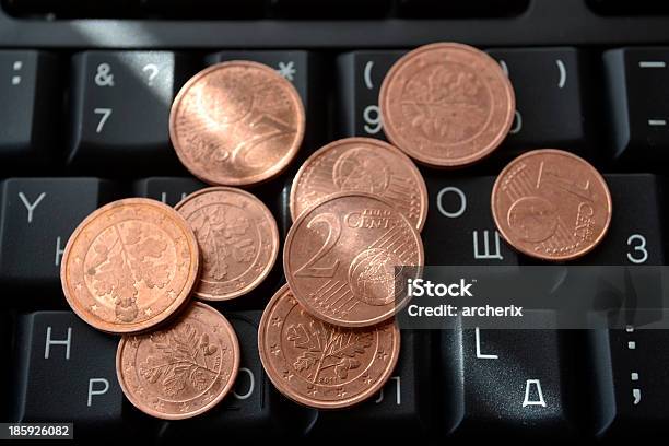 Monedas En El Teclado Foto de stock y más banco de imágenes de Alegoría - Alegoría, Brillante, Datos