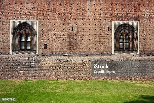 Trawa Z Zamek Sforzesco Milan - zdjęcia stockowe i więcej obrazów Brudny - Brudny, Brązowy, Cegła