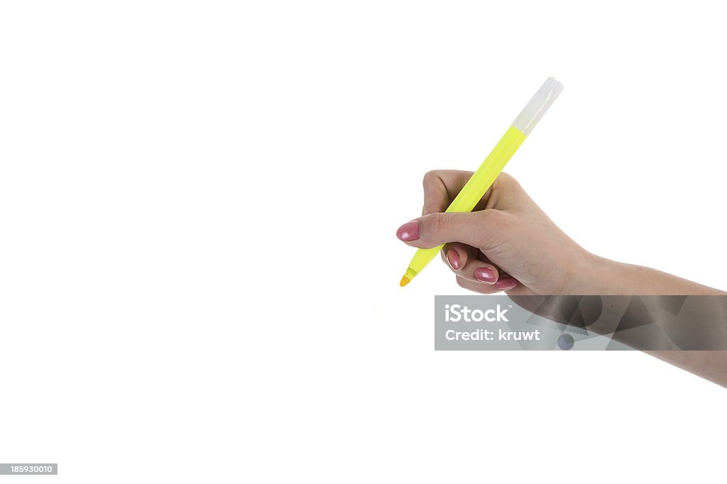 Main écrire avec jaune crayon isolé sur fond blanc - Photo de Jaune libre de droits