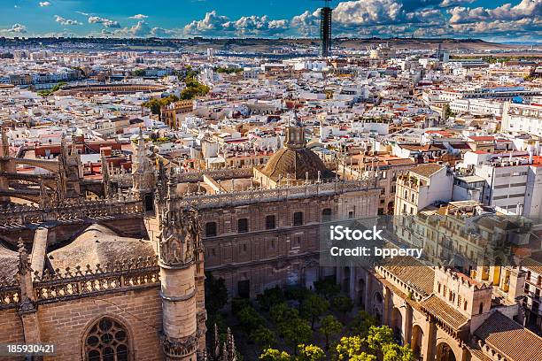 Widok Na Miasto Z Giralda Tower Katedra Najświętszej Marii Panny W Sewilli W Hiszpanii - zdjęcia stockowe i więcej obrazów Andaluzja